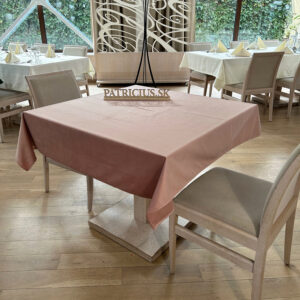 Ružový zamatový obrus